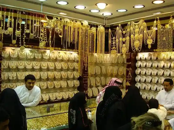 بازار طلای دبی در منطقه دیره، از بزرگترین مراکز خرید طلا در جهان با صدها مغازه پر از جواهر درخشان”