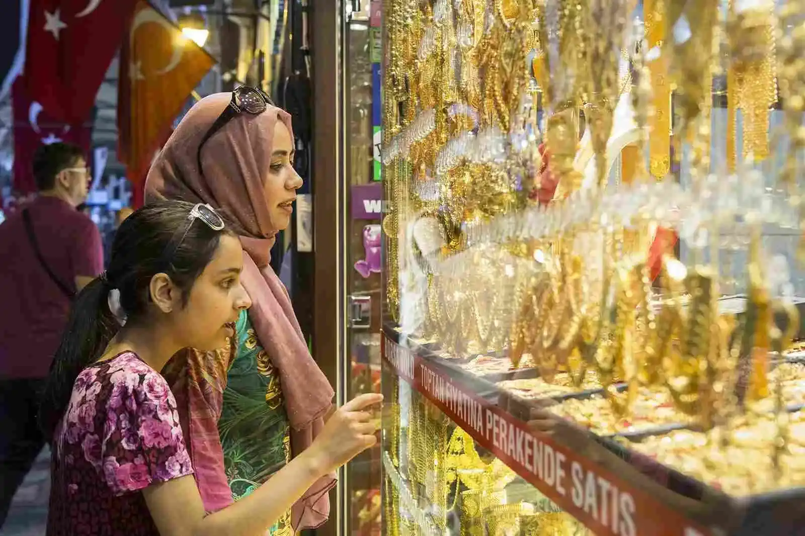 راسته طلافروشان در بازار بزرگ استانبول، با مغازههای سنتی عثمانی و جواهرات دستساز درخشان”